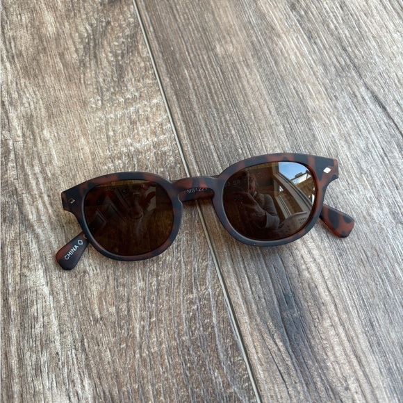 NEW Steve Madden Reading Sunglasses 100% UVA-UVB Lens Protection +2.00 - Picture 1 of 6